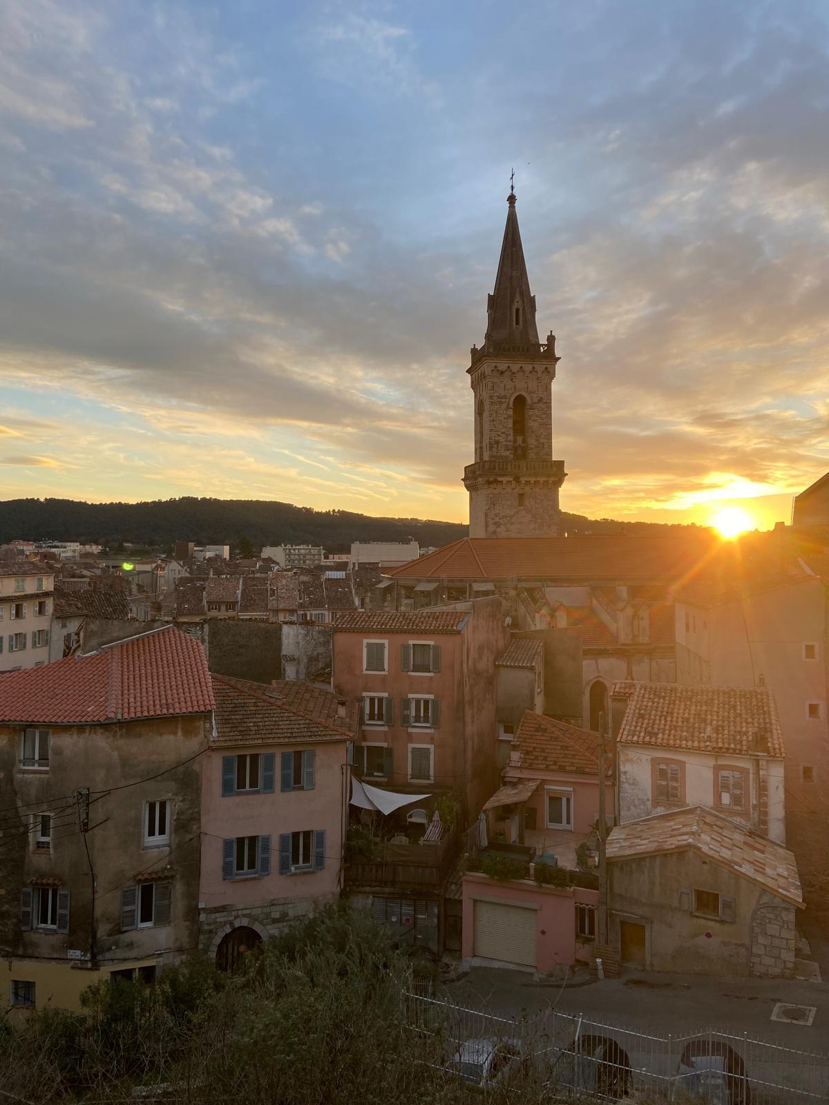 Photo cloché de l'horloge Draguignan